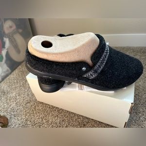 Skechers Arch Fit Lounge Flourish Black/Grey BNIB, Size 8.